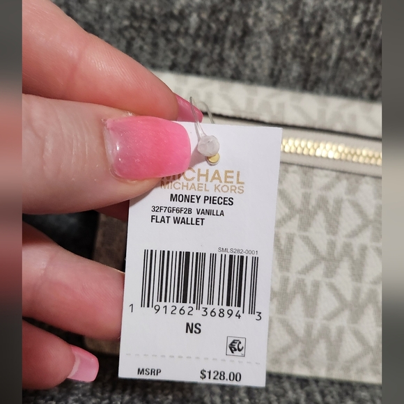 Authentic Michael Kors slim wallet - Picture 4 of 4